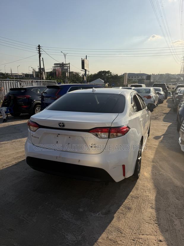 Toyota Corolla Hybrid LE 2025 White