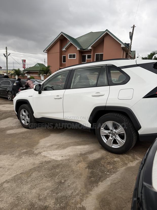 Toyota RAV4 LE AWD 2023 White