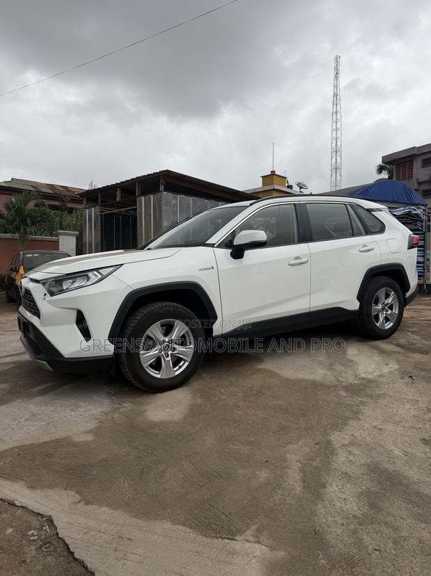 Toyota RAV4 LE AWD 2023 White