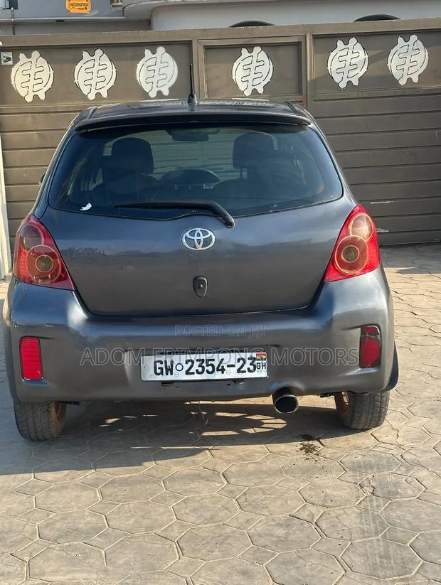 Toyota Vitz 2010 Gray