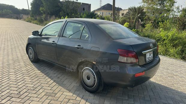 Toyota Yaris Base Sedan 4dr 2010 Gray