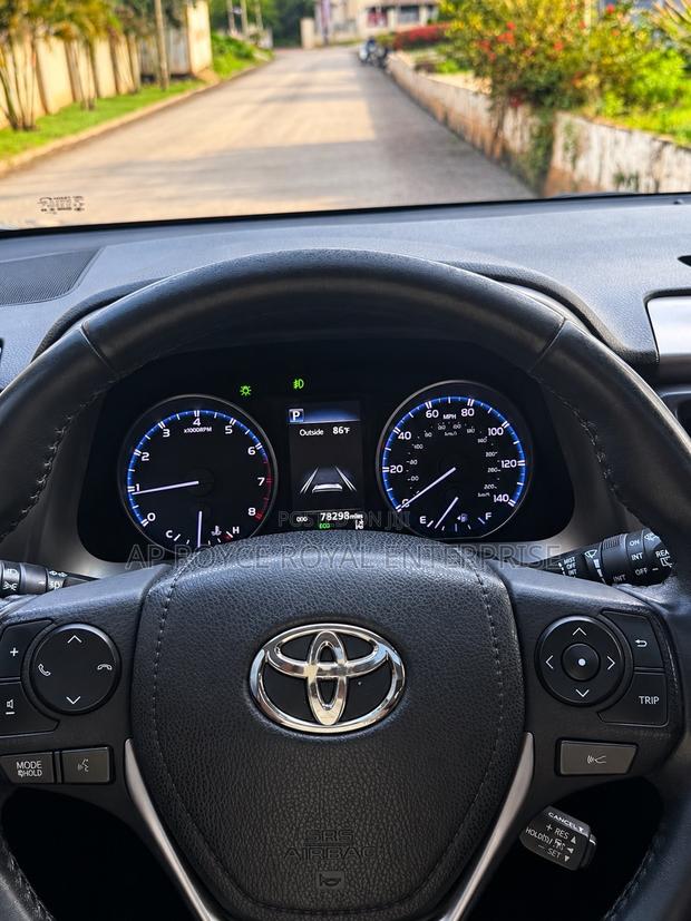Toyota RAV4 XLE 4dr SUV (2.5L 4cyl 6A) 2018 Silver