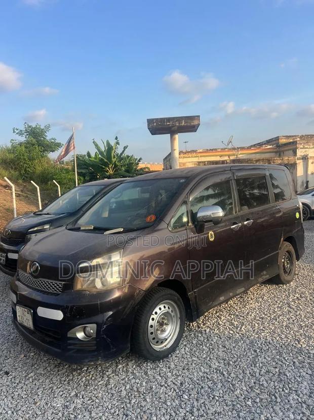 Toyota Voxy V 2WD 7-Seater 2013