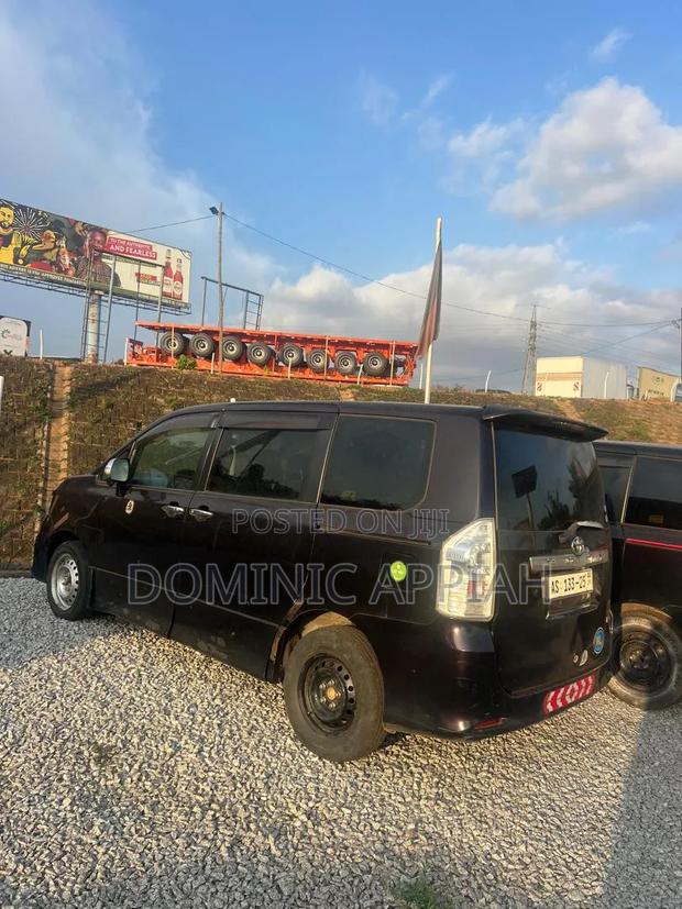 Toyota Voxy V 2WD 7-Seater 2013