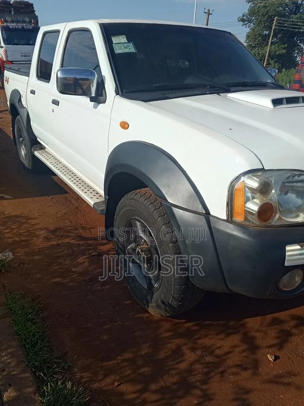 Nissan Hardbody 2013 White