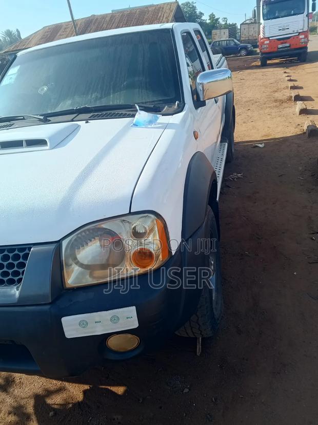 Nissan Hardbody 2013 White