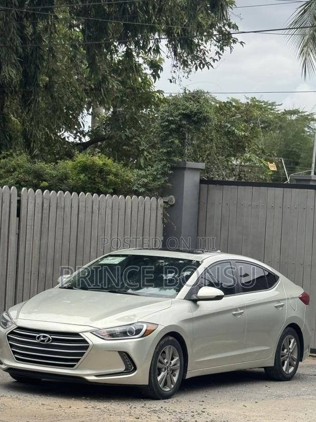 Hyundai Elantra 2017 Gold
