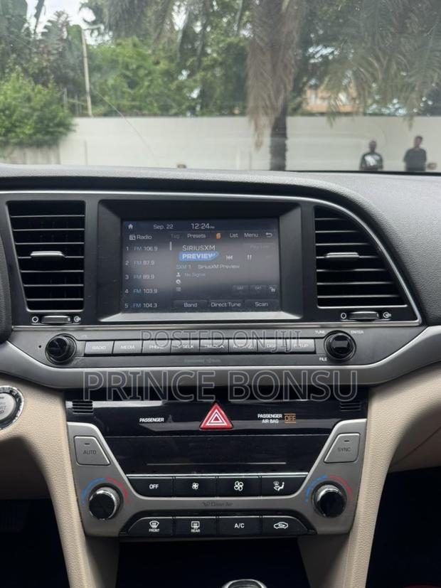 Hyundai Elantra 2017 Gold