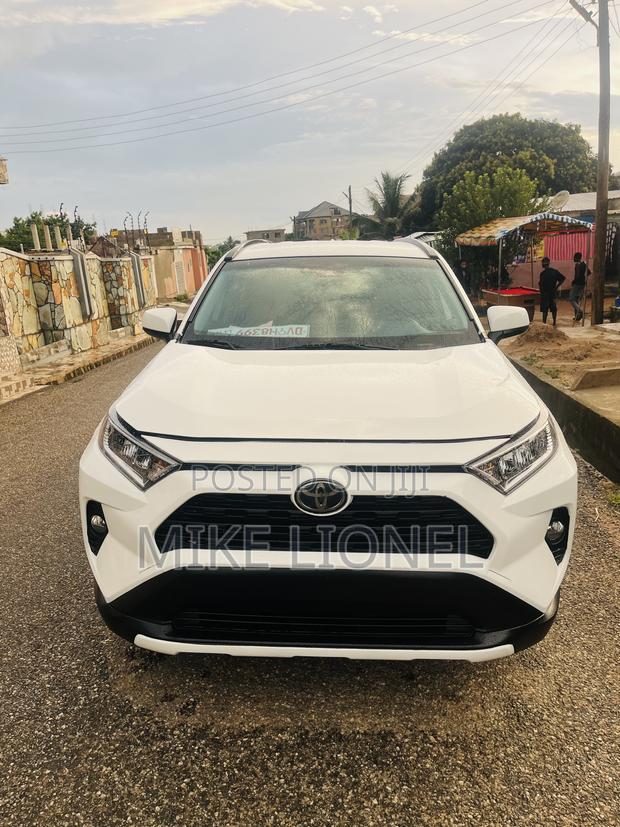 Toyota RAV4 LE AWD 2020 White