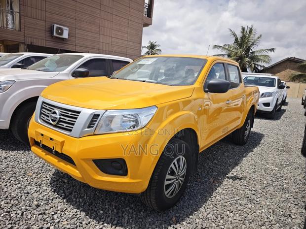Nissan Navara 2020 Yellow