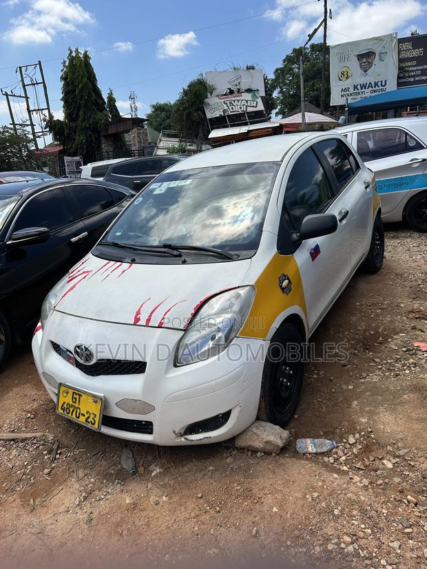 Toyota Yaris Base Hatchback 5dr 2010 White