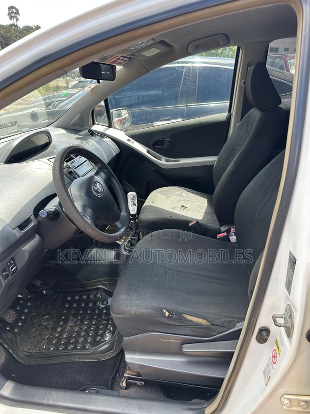 Toyota Yaris Base Hatchback 5dr 2010 White