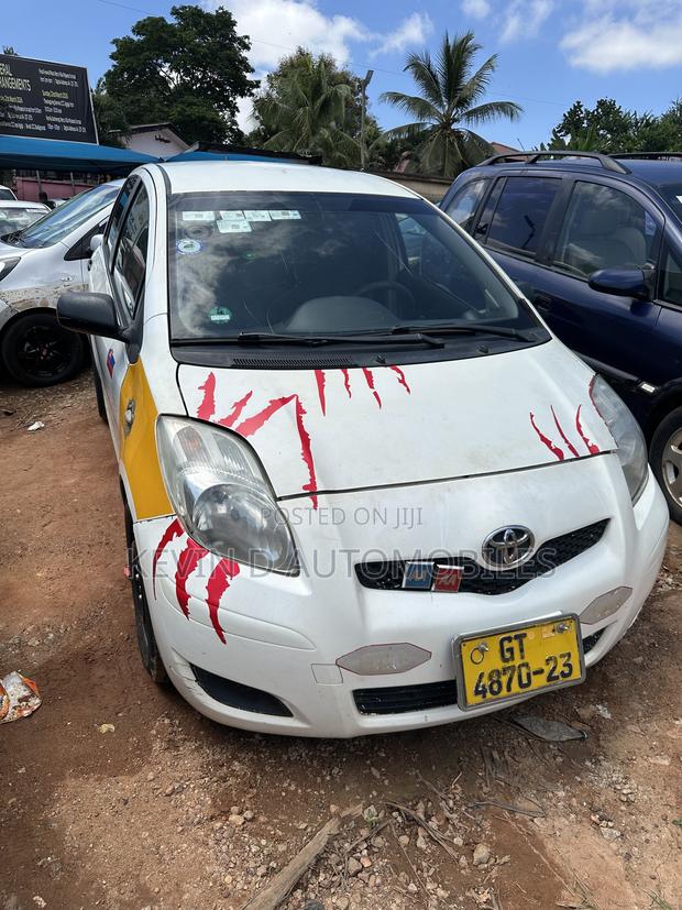Toyota Yaris Base Hatchback 5dr 2010 White