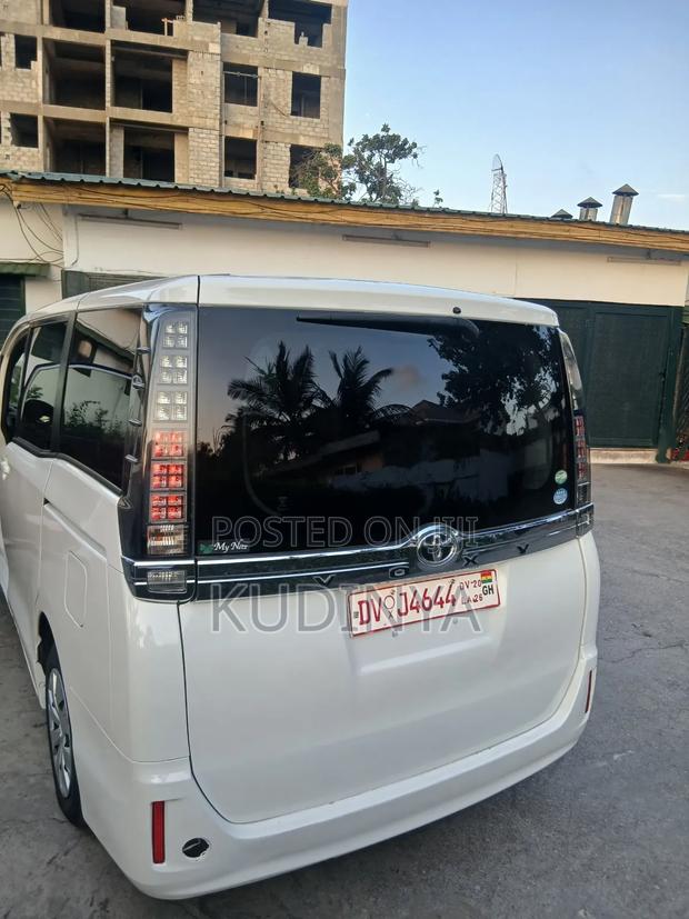 Toyota Voxy V 4WD 8-Seater 2017 White