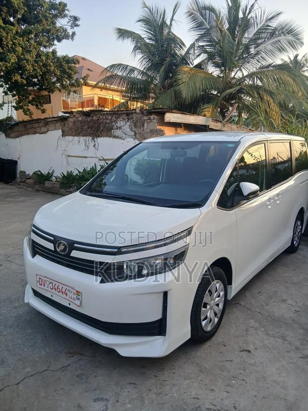 Toyota Voxy V 4WD 8-Seater 2017 White