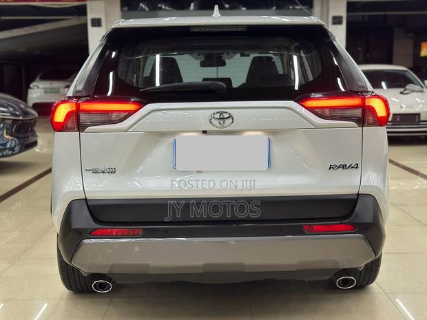 Toyota RAV4 XLE FWD 2023 White