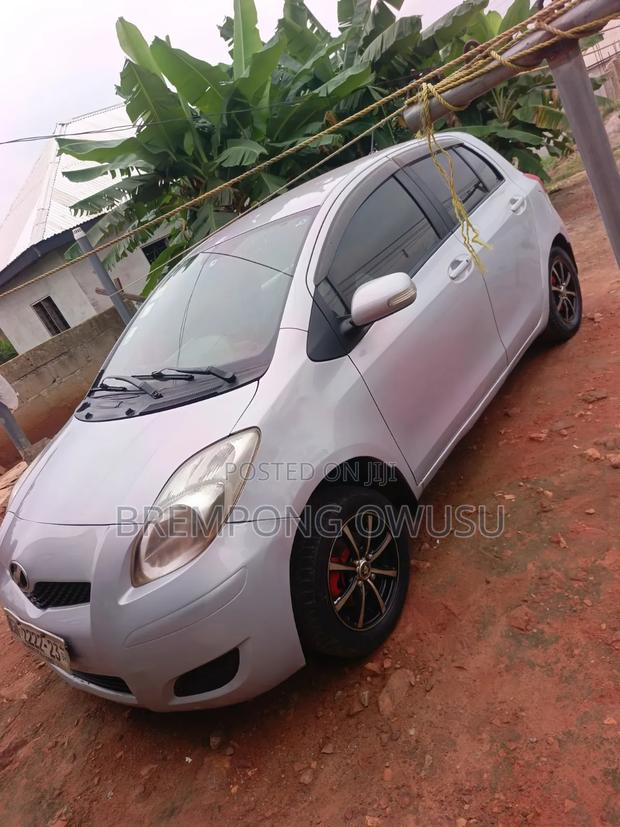 Toyota Vitz 2010 Silver