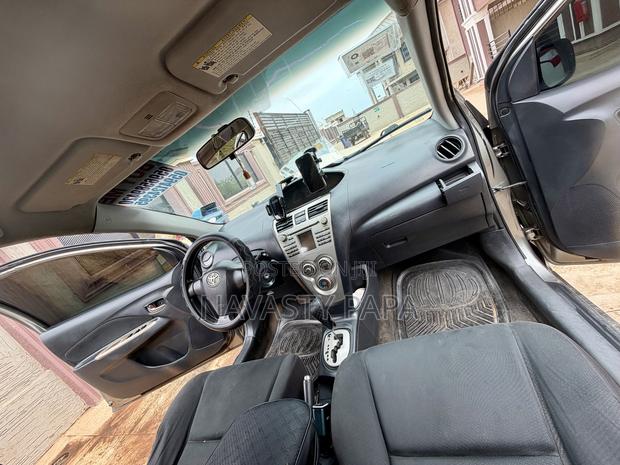 Toyota Yaris Base Sedan 4dr 2010 Gray
