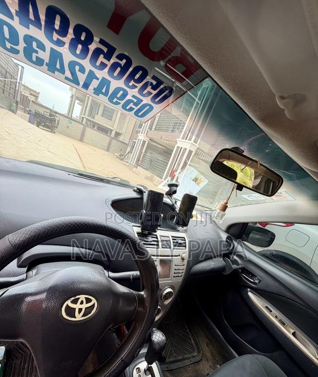 Toyota Yaris Base Sedan 4dr 2010 Gray