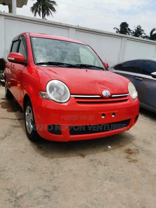 Toyota Sienta 2012 Red