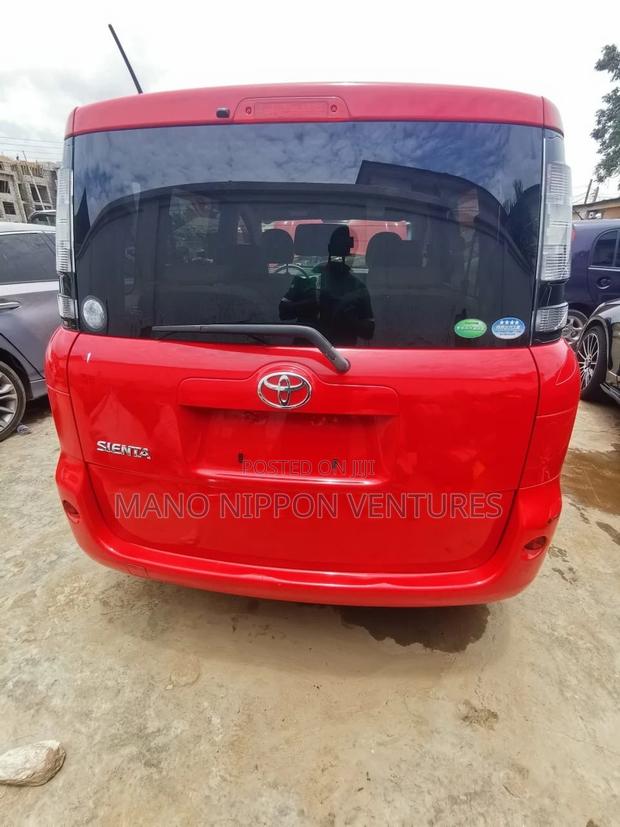Toyota Sienta 2012 Red