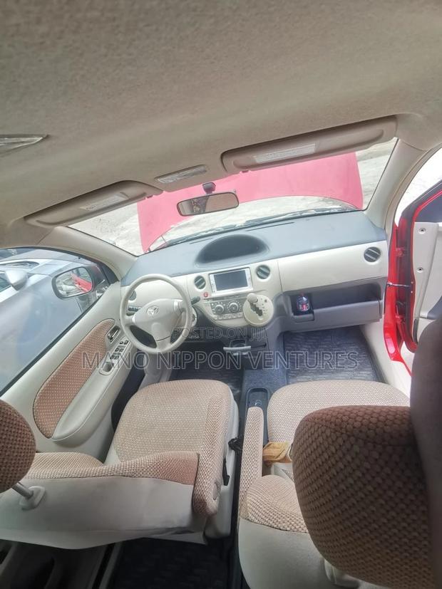 Toyota Sienta 2012 Red