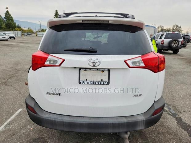 Toyota RAV4 XLE 4dr SUV AWD (2.5L 4cyl 6A) 2015 White