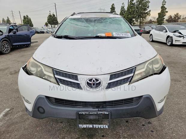 Toyota RAV4 XLE 4dr SUV AWD (2.5L 4cyl 6A) 2015 White