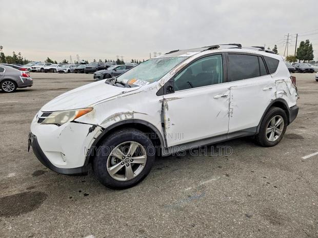 Toyota RAV4 XLE 4dr SUV AWD (2.5L 4cyl 6A) 2015 White