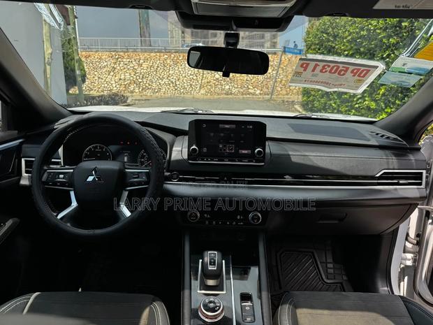Mitsubishi Outlander SE 2022 White