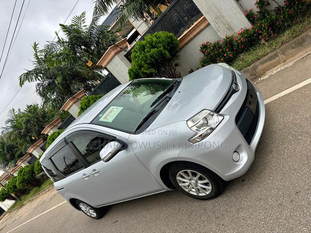 Toyota Sienta 2013 Silver