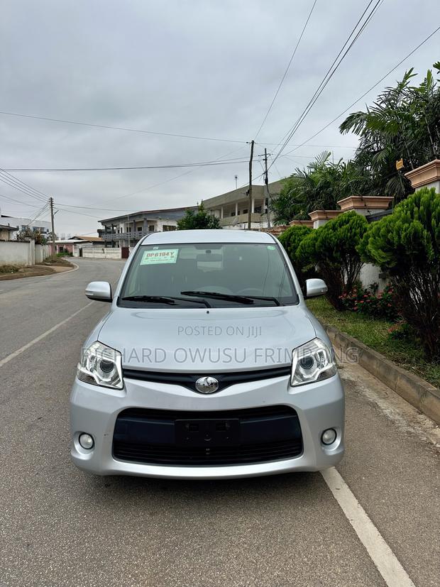 Toyota Sienta 2013 Silver