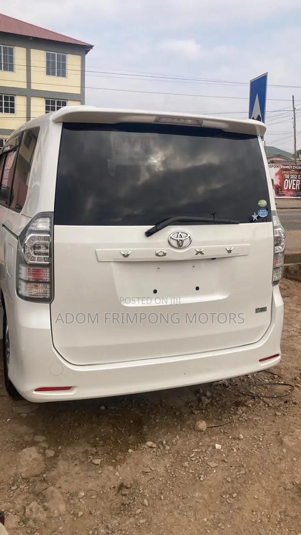 Toyota Voxy 2012 White