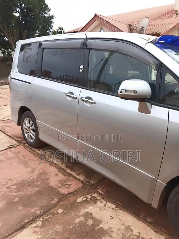 Toyota Voxy X 4WD 8-Seater 2011 Silver