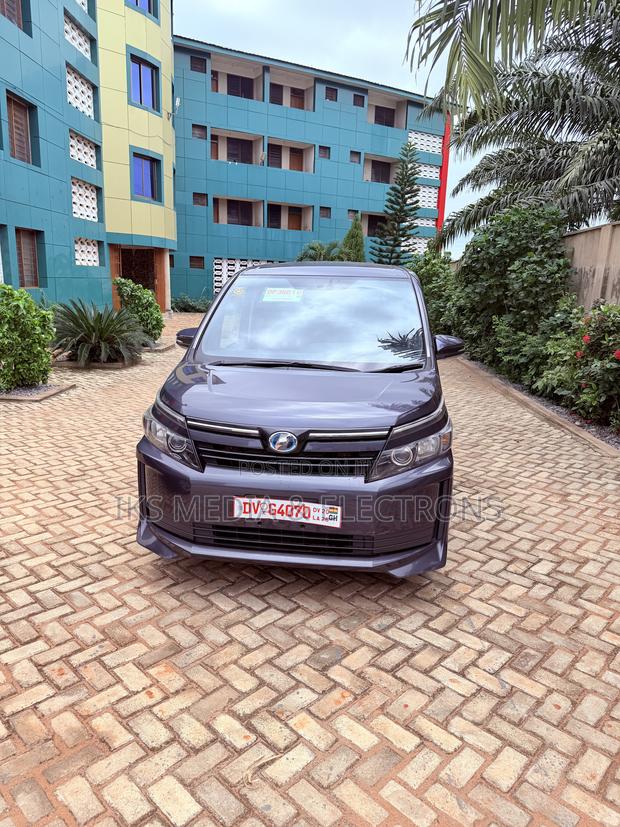 Toyota Voxy Hybrid V 2WD 7-Seater 2015 Gray