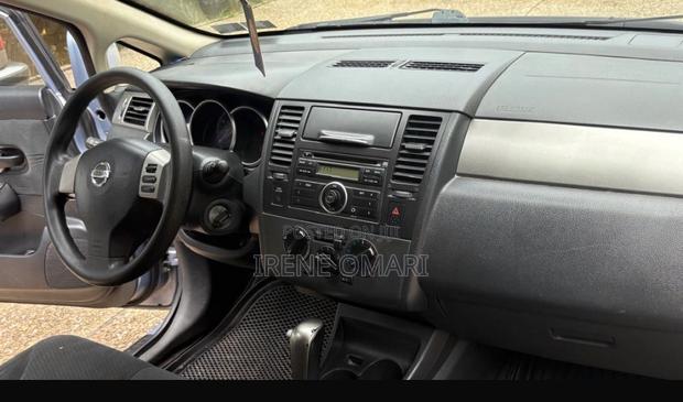 Nissan Versa 1.8 S Hatchback 2011 Blue