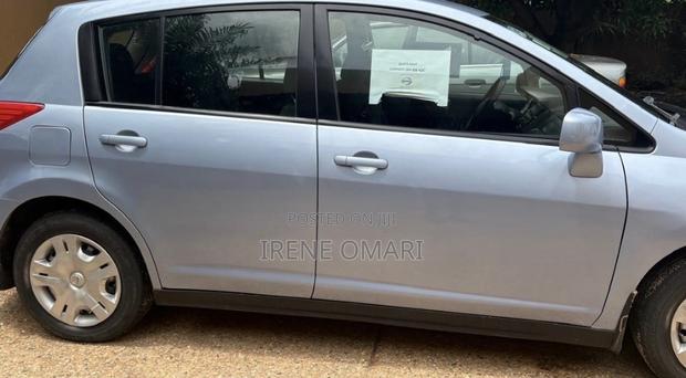 Nissan Versa 1.8 S Hatchback 2011 Blue