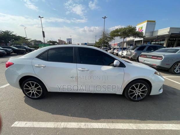 Toyota Corolla SE Special Edition 4dr Sedan (1.8L 4cyl CVT) 2017 White