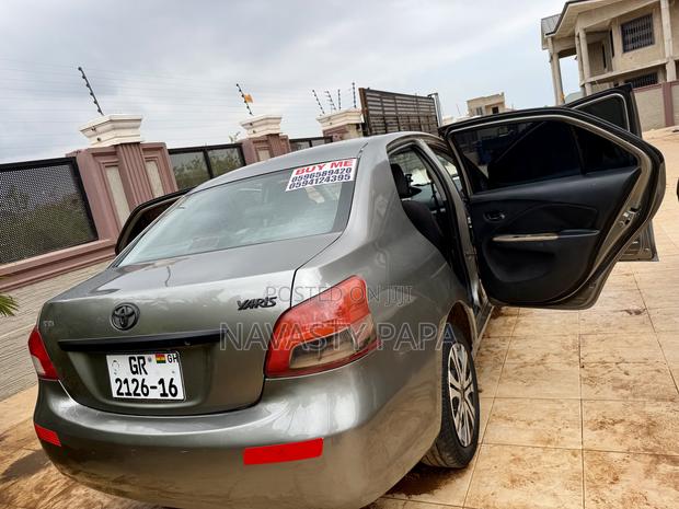 Toyota Yaris Base Sedan 4dr 2010 Gray
