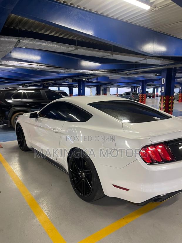 Ford Mustang V6 Fastback 2016 White