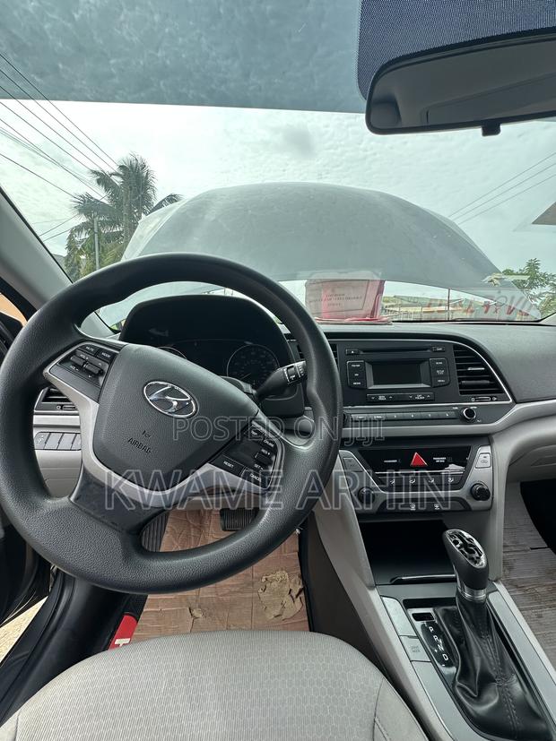 Hyundai Elantra SE Sedan FWD (2.0L 4cyl 6M) 2017 Gray