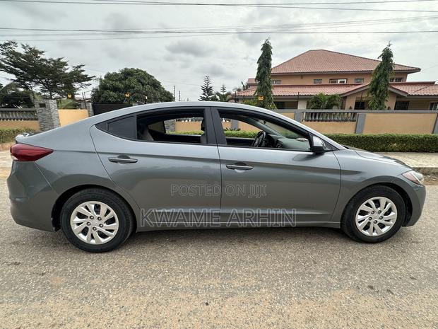 Hyundai Elantra SE Sedan FWD (2.0L 4cyl 6M) 2017 Gray