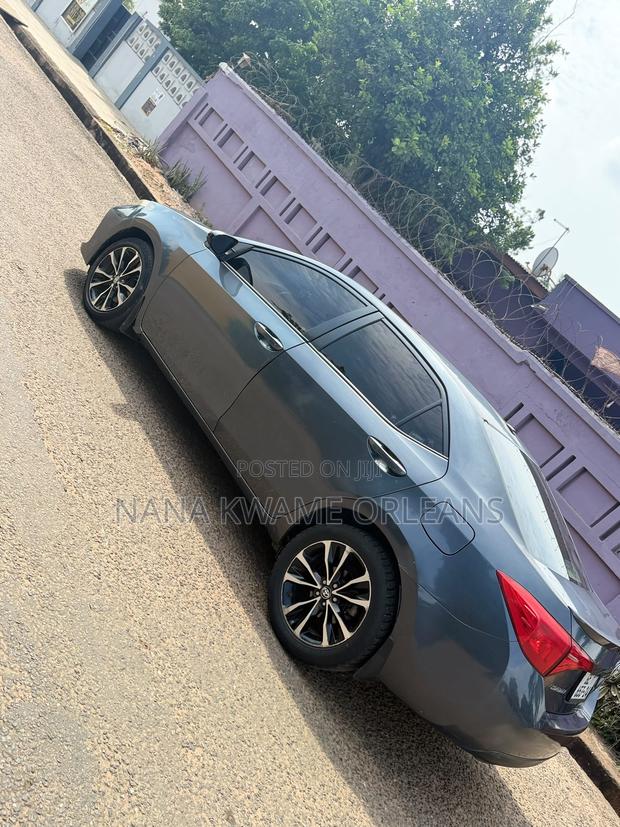Toyota Corolla SE 4dr Sedan (1.8L 4cyl CVT) 2017 Gray