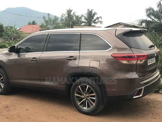 Toyota Highlander XLE 2019 Gold