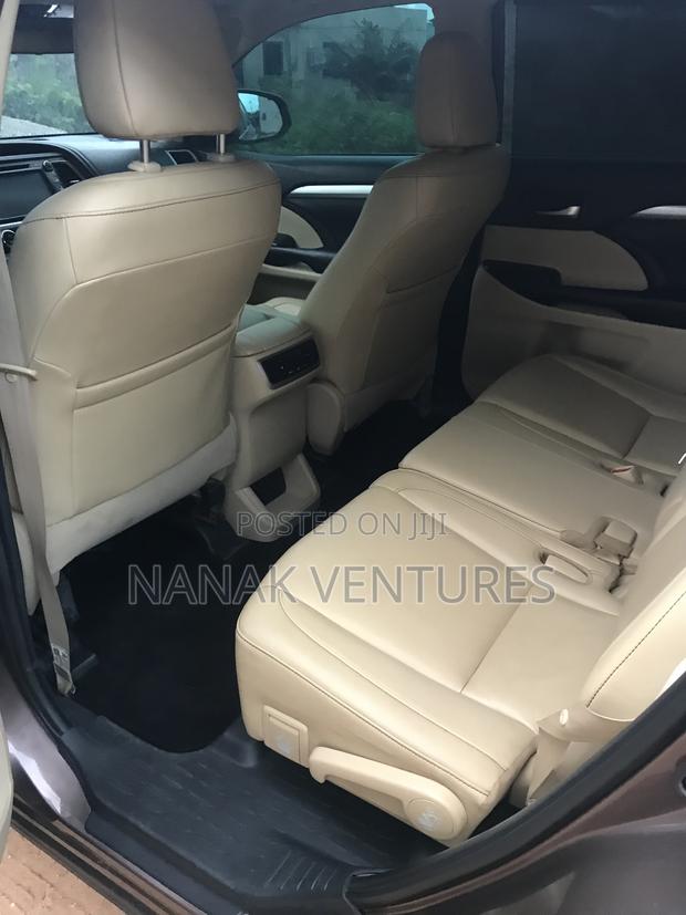 Toyota Highlander XLE 2019 Gold