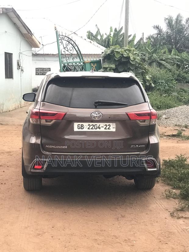 Toyota Highlander XLE 2019 Gold