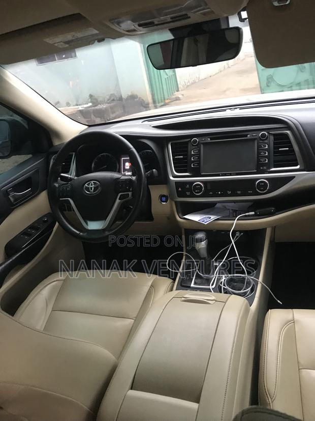 Toyota Highlander XLE 2019 Gold