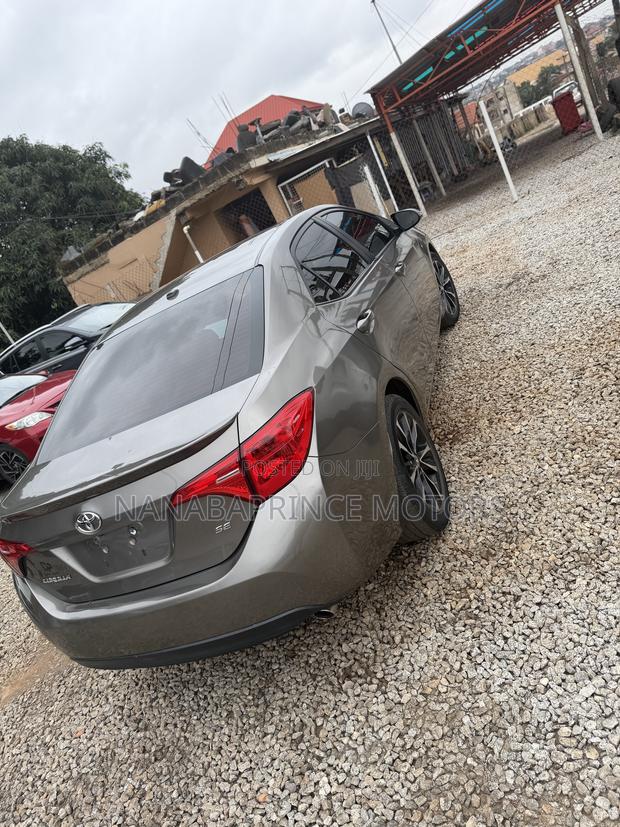 Toyota Corolla SE Special Edition 4dr Sedan (1.8L 4cyl CVT) 2017 Gray