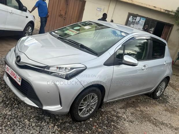 Toyota Vitz 2015 Silver
