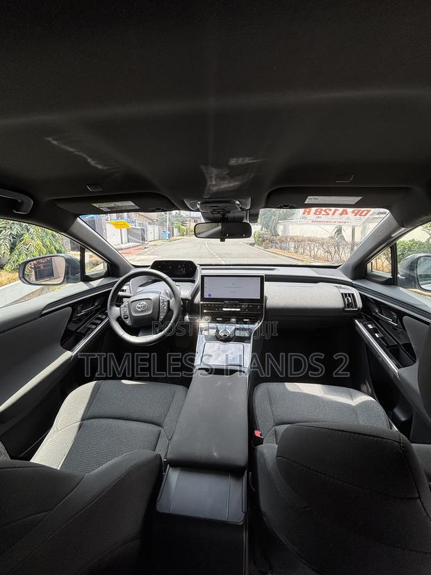 Toyota bZ4X XLE 2024 Silver